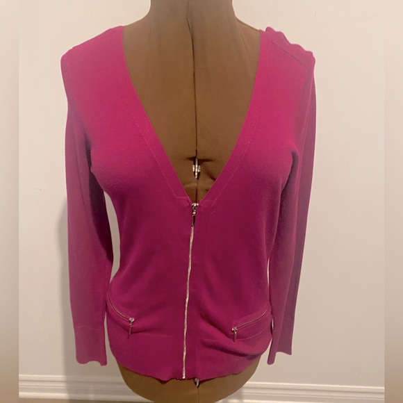 🩷REITMANS🩷Plum V-neck Zipper cardigan in medium. Zipper pockets on the front. - Picture 6 of 11